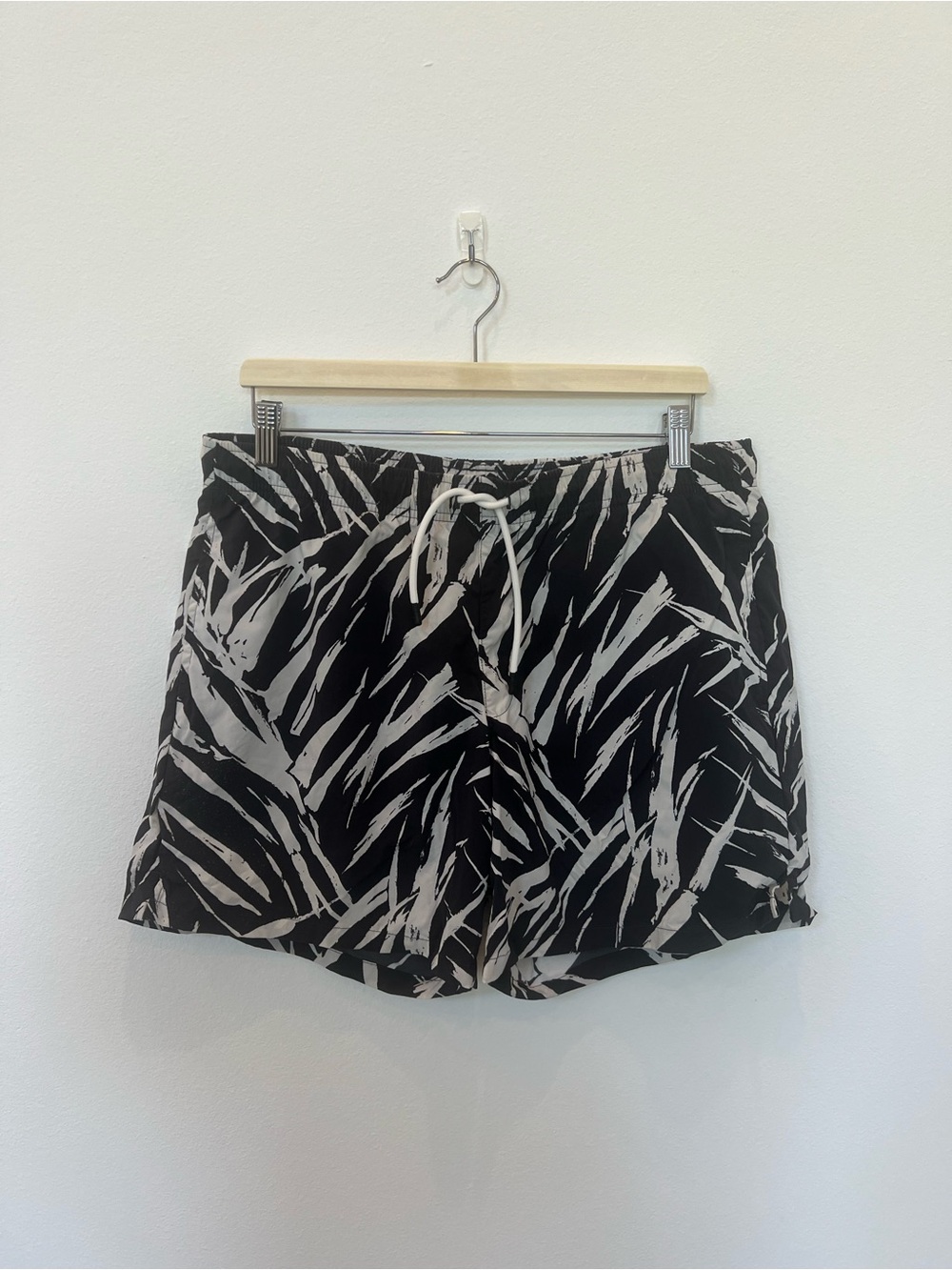 GAP Men’s Large Black & White Palm Print Drawstring Swim Trunks